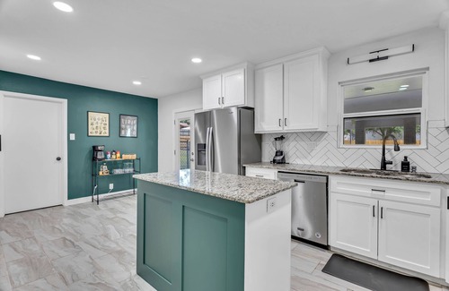 Leon Valley House | Family-Friendly 5BR HotTub Private Yard Near AFB & ThemeParks & Medical