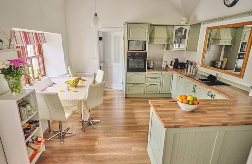 Jamestown House | Family Friendly 9 Bedroom Lakeside Lodge, Rooskey. Official 4 Star 🍀