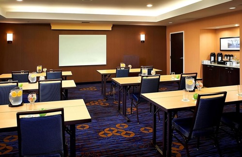 West Dundee House | Family-Friendly Accommodation! Free Parking, Indoor Pool, Pets Allowed!