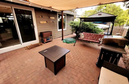 Greenway Apartment | Family-friendly Adventure Awaits by Rec Center Pool & Gym! Patio with Firepits!