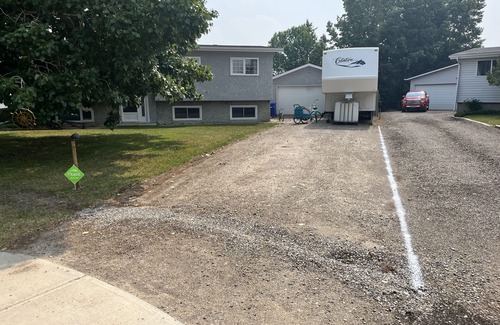 Claresholm House | Family Friendly Air Conditioned Home