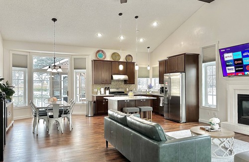 Shakopee House | Family-Friendly - All Seasons - Near Shops & Parks - Book For Fall & Winter Now