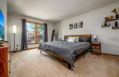 Fort Wayne House | Family Friendly and quite 2 bedroom Condo Close to Fun