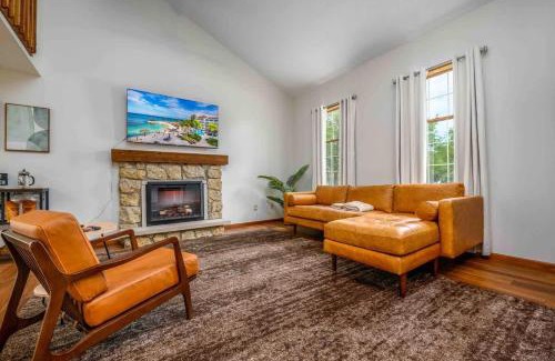 Fort Wayne House | Family Friendly and quite 2 bedroom Condo Close to Fun