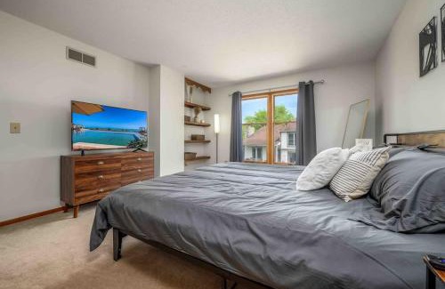 Fort Wayne House | Family Friendly and quite 2 bedroom Condo Close to Fun