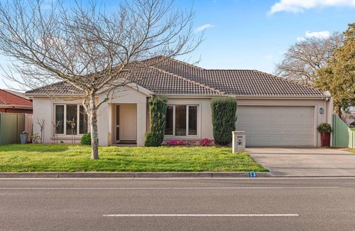 Lake Gardens House | Family Friendly at Lake Gardens, Sleeps 8