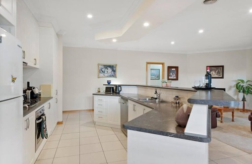Lake Gardens House | Family Friendly at Lake Gardens, Sleeps 8