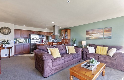 Lincoln City Condo | Family-friendly bayfront condo, patio beach access, walk to beach & dining