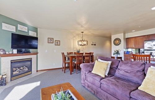 Lincoln City Condo | Family-friendly bayfront condo, patio beach access, walk to beach & dining