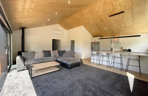 Kingston House | Family Friendly Bach