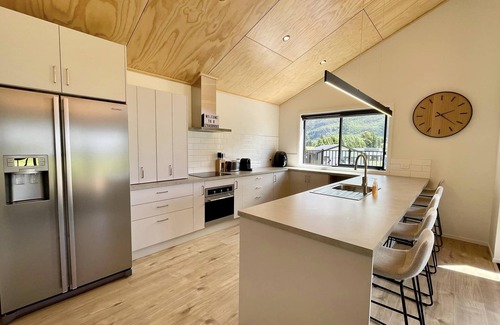 Kingston House | Family Friendly Bach