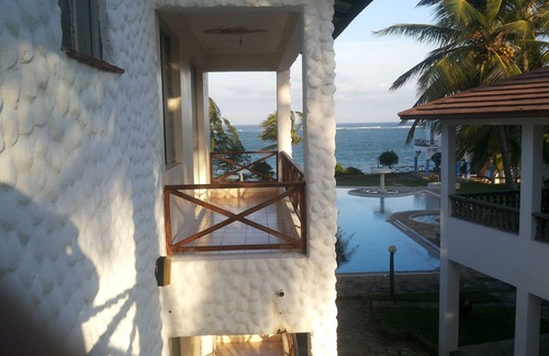 Ras Makamaiwe Apartment | Family Friendly Beach Front Apartment