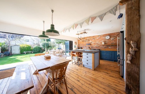 East Preston House | Family friendly beach house walk to cafes and pubs