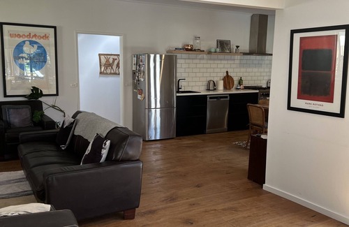 Somers House | Family friendly beach house 5 mins walk from beach & yacht club.