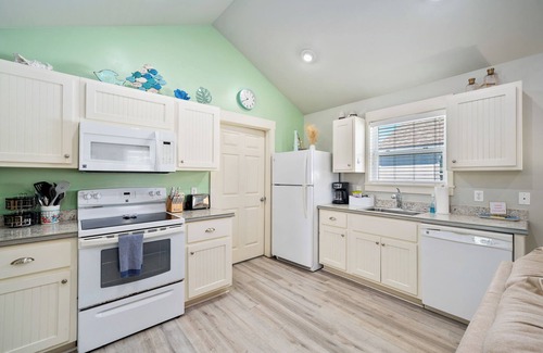 Rockport Cottage | Family Friendly Beach Haus Community Pool.