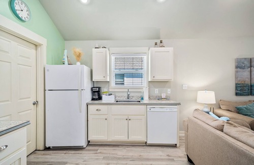 Rockport Cottage | Family Friendly Beach Haus Community Pool.