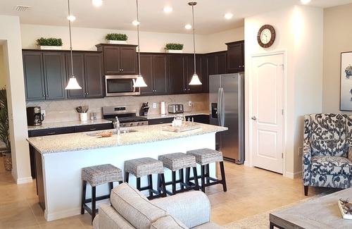 Loughman House | ๐ Family friendly, beautifully decorated, 2 min walk to resort pool facilities!