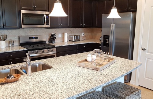 Loughman House | ๐ Family friendly, beautifully decorated, 2 min walk to resort pool facilities!