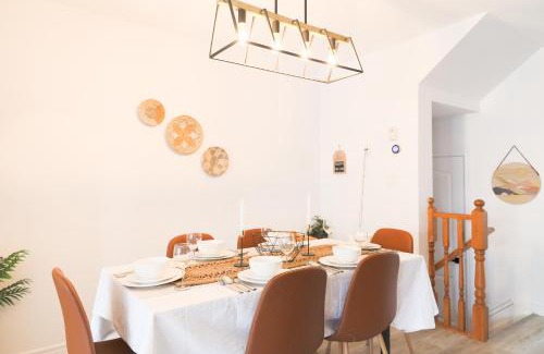 Thorold House | Family-Friendly Boho Stay - Sleeps 10 - Near the Falls