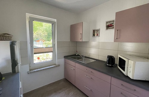 Neukalen House | family-friendly bungalow with fireplace, terrace, barbecue, boat rental
