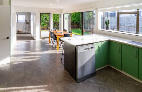 Christchurch House | Family-Friendly, City Fringe with Free Carparks