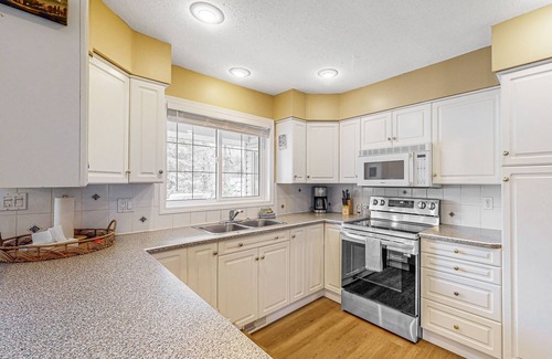 Christina Lake House | Family-Friendly Home with WiFi, Private Washer/Dryer, Central AC, and Firepit