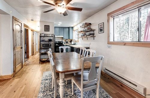 Pla-Vada Woodlands House | Family friendly Cabin with a Private Hot Tub & Private Grill