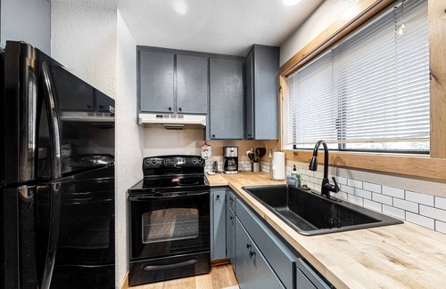 Pla-Vada Woodlands House | Family friendly Cabin with a Private Hot Tub & Private Grill