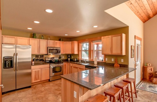 Ronald House | Family friendly Cabin in Roslyn Ridge! WiFi | Private Hot Tub | Summer Pool!