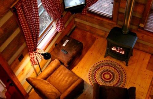 Elkin House | Family-Friendly Cabin with Private Hot Tub near Charlotte, North Carolina