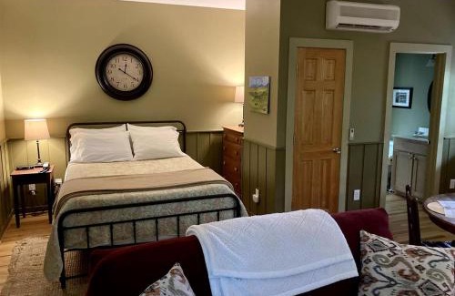 Elkin House | Family-Friendly Cabin with Private Hot Tub near Charlotte, North Carolina