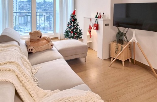 Hannamil-tong Apartment | Family-Friendly Central Hannam-dong: Warm and Clean Seoul Home