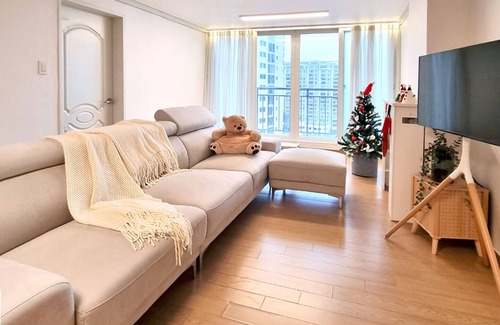 Hannamil-tong Apartment | Family-Friendly Central Hannam-dong: Warm and Clean Seoul Home