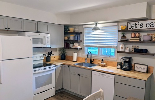 Manhattan House | Family Friendly & Cheerful Blue Jay Ranch House close to KSU stadium