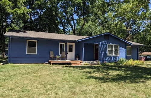 Manhattan House | Family Friendly & Cheerful Blue Jay Ranch House close to KSU stadium