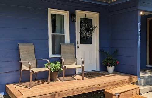 Manhattan House | Family Friendly & Cheerful Blue Jay Ranch House close to KSU stadium