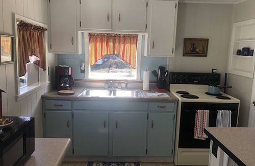 Elizabethton Cottage | Family-friendly cottage - close to BMS, Watauga Lake, Asheville, Johnson City