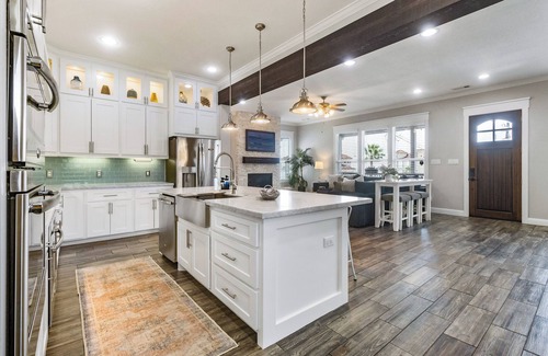 El Lago House | Family friendly Coastal Getaway w/pool. 5 Minutes to Kemah Boardwalk!