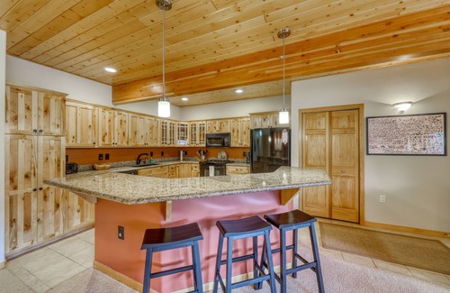 Old Town Condo | Family friendly condo w/mountain views, gas fireplace, & a shared hot tub