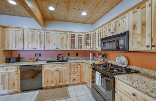 Old Town Condo | Family friendly condo w/mountain views, gas fireplace, & a shared hot tub