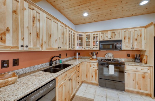 Old Town Condo | Family friendly condo w/mountain views, gas fireplace, & a shared hot tub
