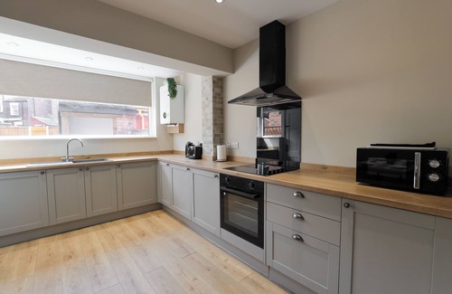 Runcorn House | Family-Friendly Cosy Newly Renovated Home in Runcorn Cheshire Chester Liverpool