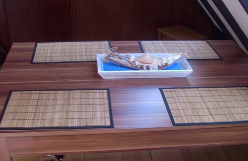 Blankenheim House | Family friendly cottage with fireplace and wooded area