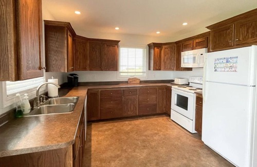 Darnley Cottage | Family friendly cottage with water view- Minutes from Thunder Cove Beach