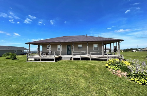 Darnley Cottage | Family friendly cottage with water view- Minutes from Thunder Cove Beach