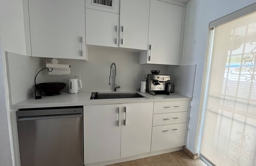 Kendall West House | Family Friendly Cozy apartment with backyard