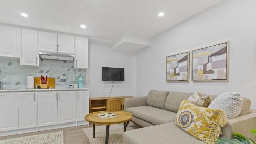 Durham Region Apartment | Family Friendly - Cozy - HOT TUB - Near UOIT