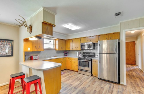 Bowie County House | Family-Friendly De Kalb Getaway w/Fire Pit!