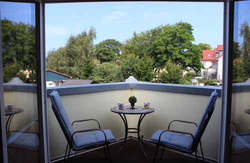 Alt Gaarz Villa | Family-friendly comfort apartment, 100 m to the Baltic Sea beach, with lagoon view