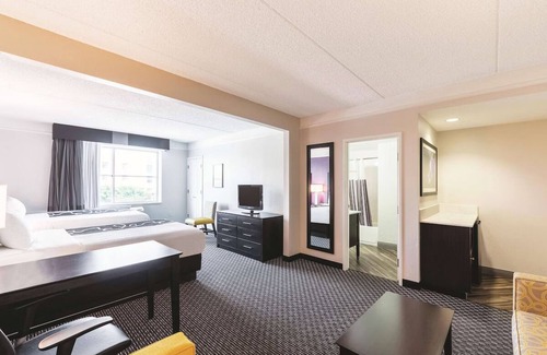 Arsenal Hotel | Family Friendly Double Bed Studio, La Quinta Inn, Steps from Milam Square
